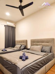 2 camas en un dormitorio con ventilador de techo en Mosaic Southkey Midvelly By Elegant Johor Bahru, en Johor Bahru