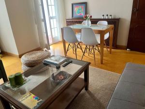 uma sala de estar com uma mesa e uma mesa e cadeiras em Vivienda en Combarro em Combarro