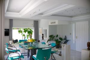 Posedenie v ubytovaní Luxury Villa with Pool, BBQ & Garden in Vouliagmeni