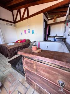 Pokój z wanną i 2 łóżkami w obiekcie Pousada Sonho do Vale w mieście Praia do Rosa