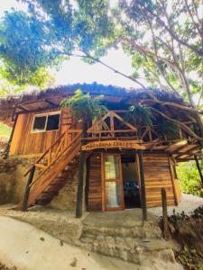 una cabaña de madera con una escalera que conduce a ella en Makuruma Chalet, en Palomino