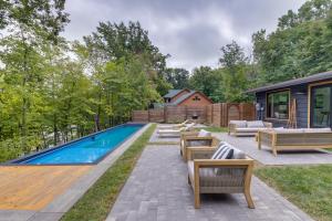 Riverfront Appleton Home with Pool and Boat Dock!内部或周边的泳池