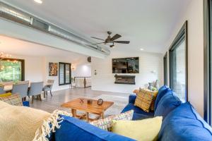 Riverfront Appleton Home with Pool and Boat Dock!的休息区