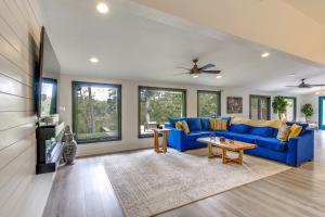 阿普尔顿Riverfront Appleton Home with Pool and Boat Dock!的客厅里有一张蓝色沙发和一台电视