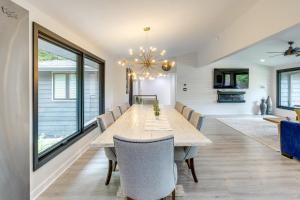 Riverfront Appleton Home with Pool and Boat Dock!的电视和/或娱乐中心
