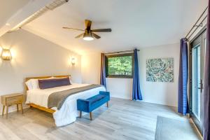 Riverfront Appleton Home with Pool and Boat Dock!客房内的一张或多张床位