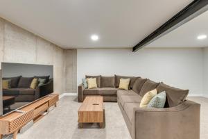 Riverfront Appleton Home with Pool and Boat Dock!的休息区