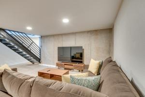 Riverfront Appleton Home with Pool and Boat Dock!的休息区