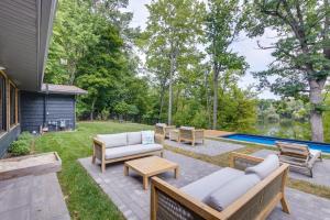 Riverfront Appleton Home with Pool and Boat Dock!内部或周边的泳池