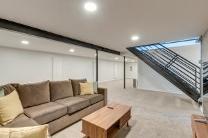 Riverfront Appleton Home with Pool and Boat Dock!的休息区
