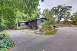 Riverfront Appleton Home with Pool and Boat Dock!外面的花园
