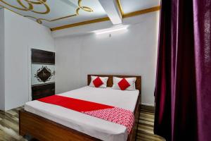 a bedroom with a bed with a red blanket at Super OYO Flagship Hotel Mahal Inn in Patna