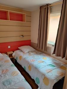 Giường trong phòng chung tại Mobil-home grau du roi vagues Océanes