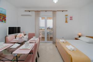 TV a/nebo společenská místnost v ubytování Apartments Family Gligora