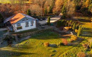 una vista aérea de una casa con patio en La Belle Des Vosges en Le Tholy