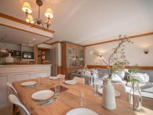 uma sala de jantar com uma mesa com cadeiras e uma cozinha em Appartement Valmorel, 4 pièces, 6 personnes - FR-1-291-791 em Valmorel