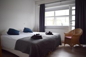 una camera da letto con un letto e asciugamani di The Organist House in Golden Circle a Skálholt