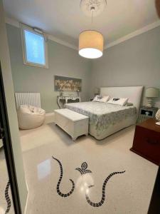 sypialnia z łóżkiem i dywanem z ośmiornicą w obiekcie Dimora De Argenteris w mieście Lecce