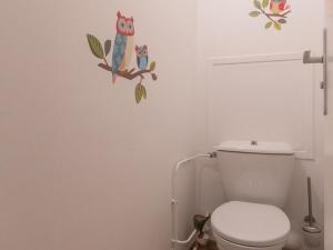 サン・シャフレにあるAppartement Saint-Chaffrey , 1 pièce, 4 personnes - FR-1-330E-13のフクロウ2頭の壁にトイレが付いたバスルーム