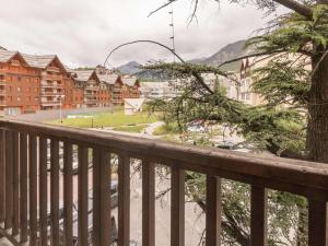 ein Blick vom Balkon eines Mehrfamilienhauses in der Unterkunft Studio cosy avec coin nuit, proche télécabine et centre, parking - FR-1-330C-21 in Briançon