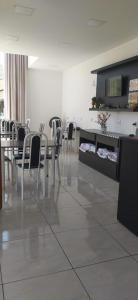 uma sala de jantar com uma mesa e cadeiras num quarto em JOVI Pouso & Café em Capitólio