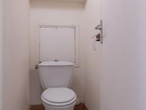 サン・シャフレにあるAppartement Saint-Chaffrey , 2 pièces, 6 personnes - FR-1-330E-36の窓付きのバスルーム(白いトイレ付)