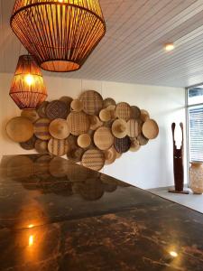 una habitación con un montón de cuencos de madera en la pared en BHB - ApartaHotel en Leticia