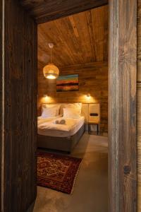 a bedroom with a bed in a wooden cabin at DzieńDobryMazury_Filip in Pozezdrze