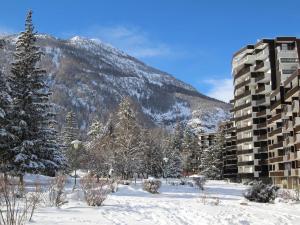 セレ・シュヴァリエにあるAppartement La Salle-les-Alpes, 1 pièce, 2 personnes - FR-1-330F-69の山前雪中の建物