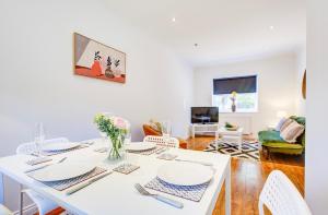 a living room with a white table and chairs at Modern 2 Bedroom Apartment in Romford