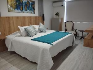 Postel nebo postele na pokoji v ubytování Hotel Khalifa + 19 fotografií