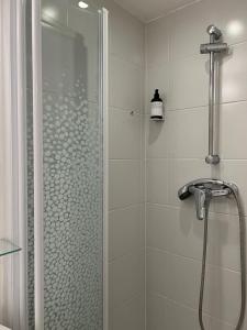 een badkamer met een douche met een glazen deur bij Agréable Studio au Centre Ville in La Rochelle
