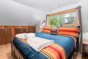 Un dormitorio con una cama grande con ventana. en Mountain Getaway, en Big Bear Lake