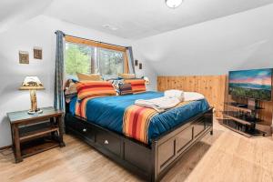 Un dormitorio con una cama y una ventana y un televisor. en Mountain Getaway, en Big Bear Lake