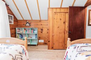 Un dormitorio con dos camas y una puerta de madera. en Mountain Getaway, en Big Bear Lake 54 fotos más