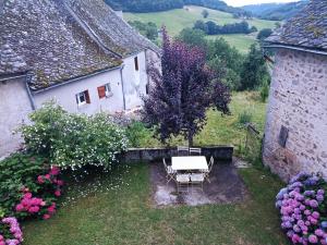 una vista aérea de un jardín con mesa y sillas en Chambre indépendante - style studio - avec jardin à la campagne en Junhac