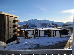 a group of buildings with snow on the ground at Appartement Huez, 3 pièces, 6 personnes - FR-1-405-1 in L'Alpe-d'Huez