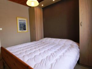 a bedroom with a large white bed in a room at Appartement Huez, 3 pièces, 6 personnes - FR-1-405-1 in L'Alpe-d'Huez