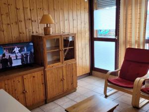 ラルプ・デュエズにあるAppartement Huez, 1 pièce, 4 personnes - FR-1-405-11のリビングルーム(テレビ、椅子付)