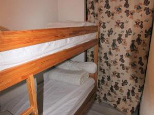 a bunk bed with white towels in a room at Appartement Huez, 2 pièces, 5 personnes - FR-1-405-26 in L'Alpe-d'Huez