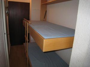 um pequeno quarto com uma cama num quarto em Appartement Huez, 2 pièces, 6 personnes - FR-1-405-27 em Alpe-d'Huez