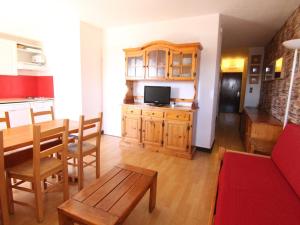 uma sala de estar com uma cozinha e uma sala de jantar em Appartement Huez, 2 pièces, 6 personnes - FR-1-405-27 em Alpe-d'Huez