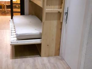 ラルプ・デュエズにあるAppartement Huez, 2 pièces, 8 personnes - FR-1-405-29の二段ベッドが備わる客室です。