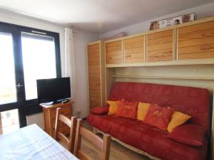 ラルプ・デュエズにあるAppartement Huez, 1 pièce, 4 personnes - FR-1-405-32のリビングルーム(赤いソファ、黄色い枕付)