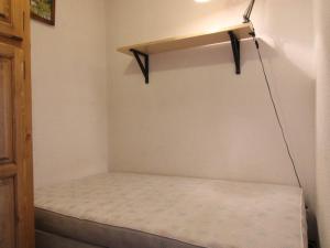 mały pokój z łóżkiem w rogu w obiekcie Appartement Huez, 1 pièce, 4 personnes - FR-1-405-32 w LʼAlpe-dʼHuez