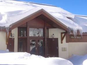 ラルプ・デュエズにあるAppartement Huez, 2 pièces, 4 personnes - FR-1-405-62の屋根に雪が積もった建物