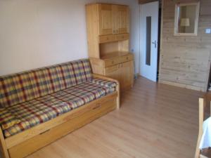 Appartement Huez, 2 pièces, 6 personnes - FR-1-405-3にあるシーティングエリア