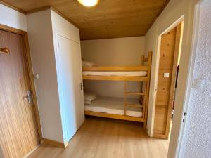 ラルプ・デュエズにあるAppartement Huez, 2 pièces, 6 personnes - FR-1-405-3の二段ベッド2台と廊下が備わる客室です。