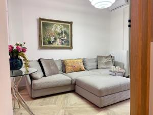 a living room with a couch and a painting on the wall at Casa Divina in Veria