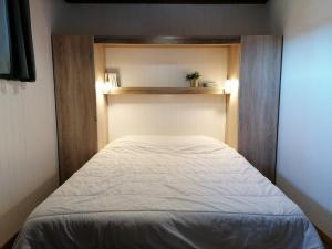 ラルプ・デュエズにあるAppartement Huez, 2 pièces, 6 personnes - FR-1-405-10の小さな部屋のベッド1台分です。